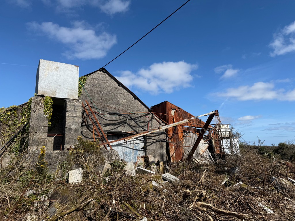 Lot: 35 - FORMER QUARRY WITH DILAPIDATED BUILDINGS ON SITE - Dilapidated building